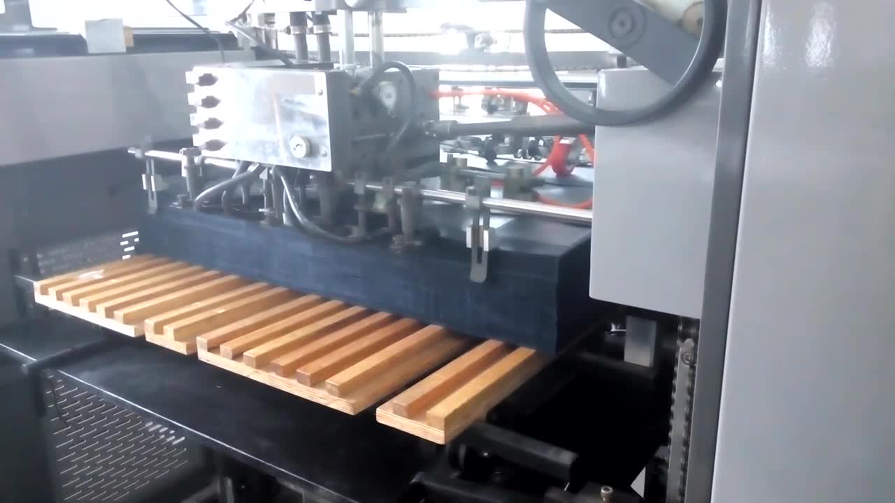 Машина для формирования трубки мешок для подачи листов